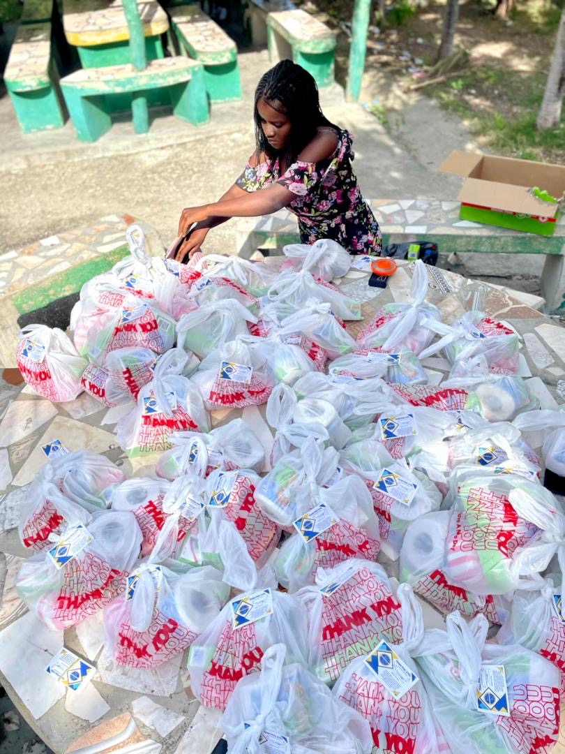 Distribution de kit alimentaires